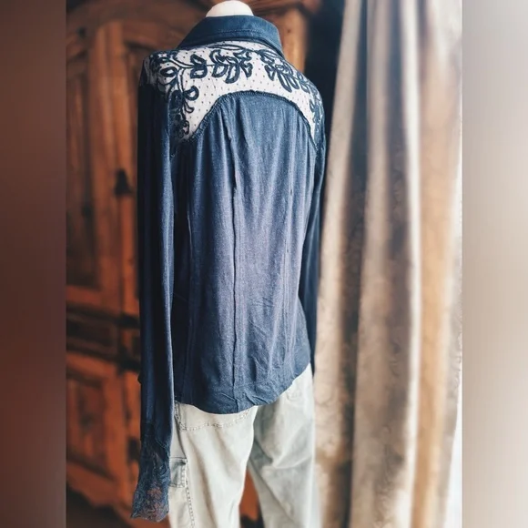 NWT Free People Rosebud Cuff Lace Top - Black - Size XL - Picture 5 of 16